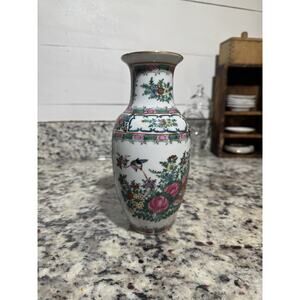 Rose Medallion 8 1/4’ Vase, Beautiful Colors, Beautiful Condition